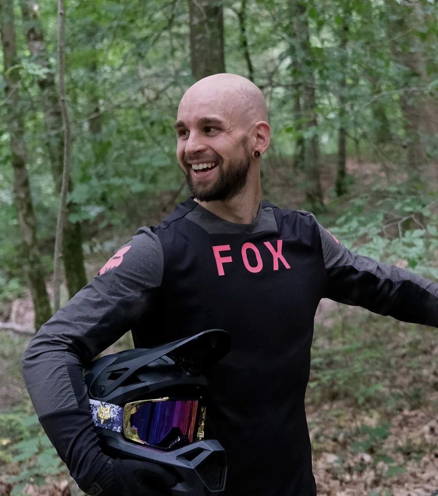 Gründer von TUNERIDE mit Helm am Bike im Wald